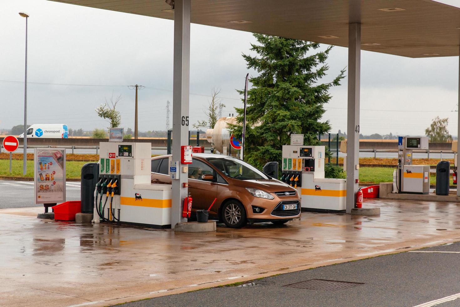 paris, frankreich, 2021 - autobetankung an der tankstelle foto