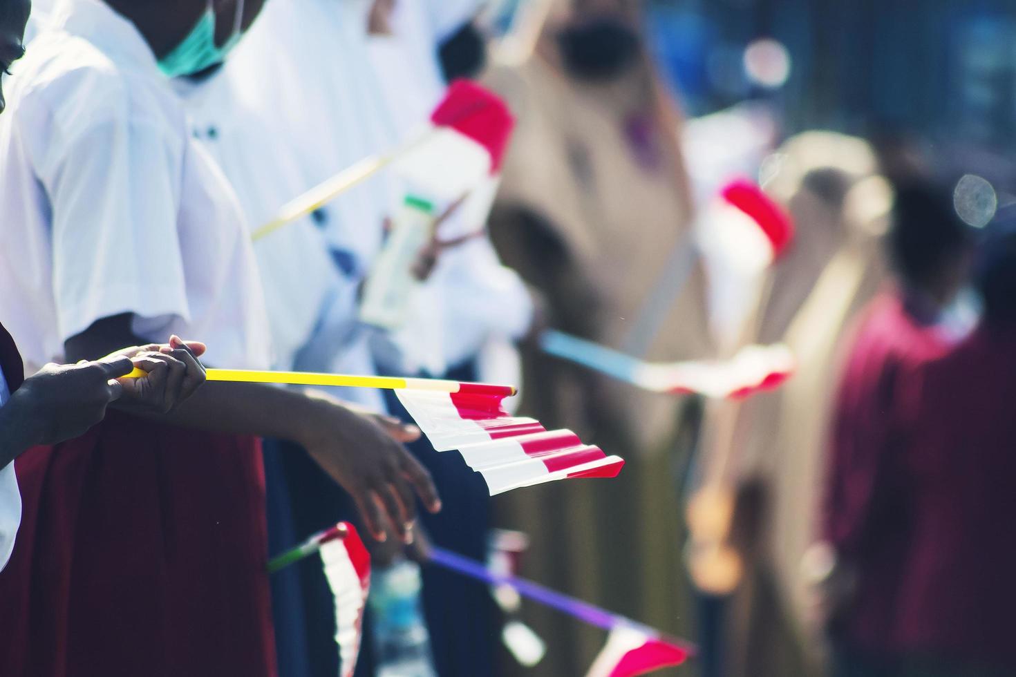 Sorong, West Papua, Indonesien, 4. Oktober 2021. Staatsbesuch des Präsidenten von Indonesien, Joko Widodo. Schulkinder und Lehrer begrüßten die Ankunft des Präsidenten vom Straßenrand. foto