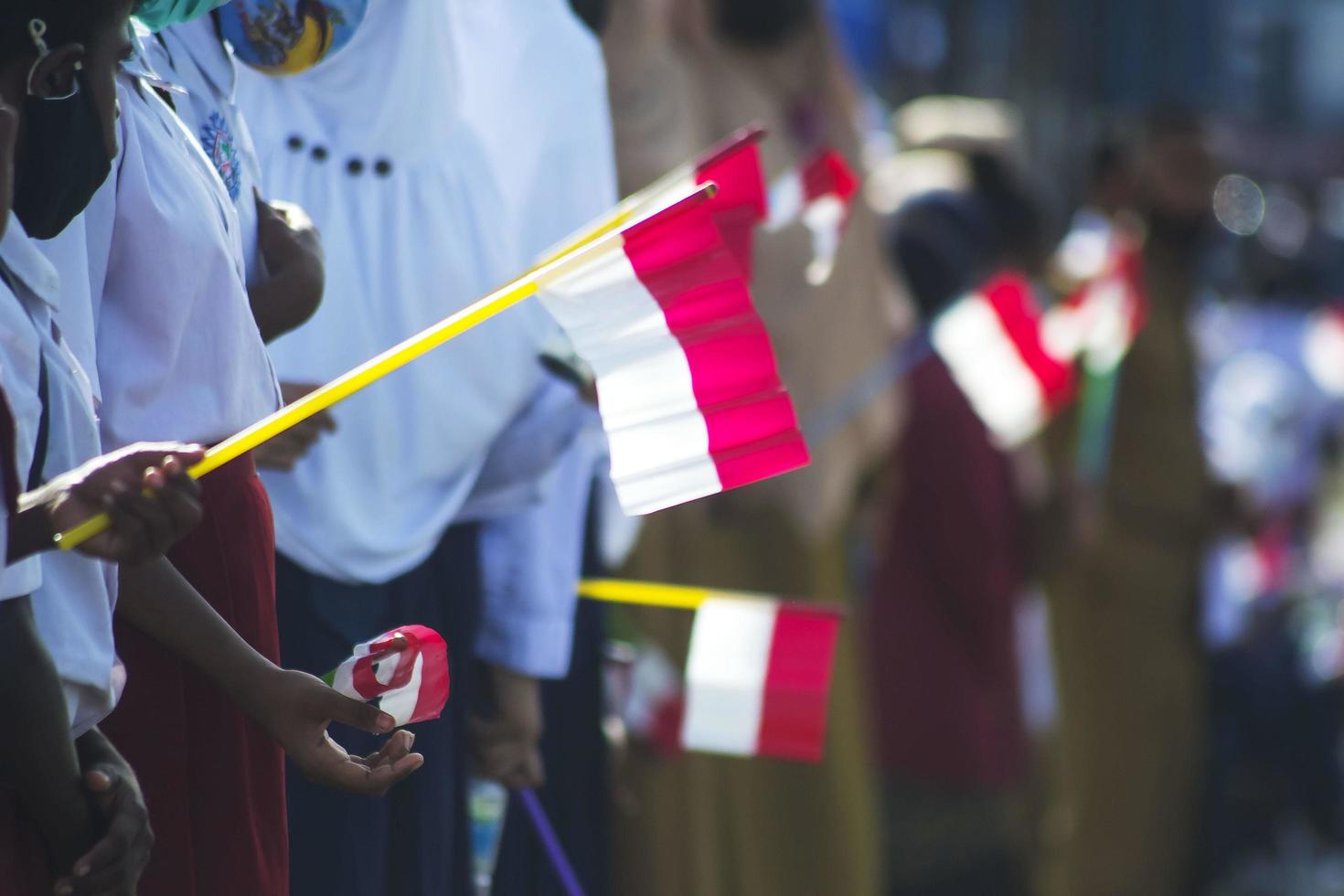 Sorong, West Papua, Indonesien, 4. Oktober 2021. Staatsbesuch des Präsidenten von Indonesien, Joko Widodo. Schulkinder und Lehrer begrüßten die Ankunft des Präsidenten vom Straßenrand. foto