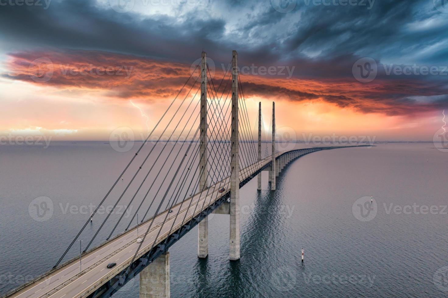 Panoramablick auf die Öresundbrücke bei Sonnenuntergang über der Ostsee foto