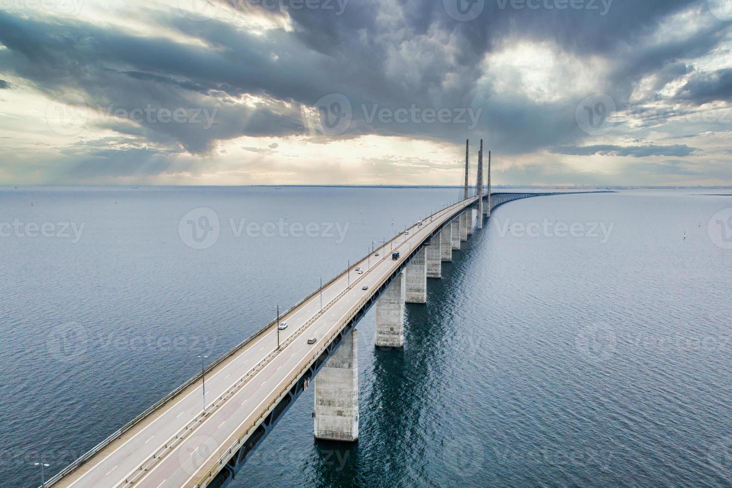 Panoramablick auf die Öresundbrücke bei Sonnenuntergang über der Ostsee foto