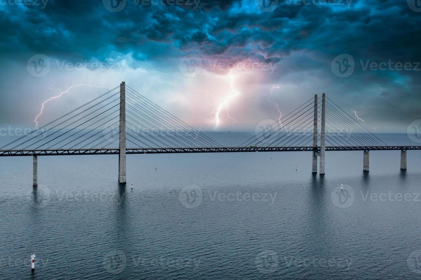 Panoramablick auf die Öresundbrücke bei Sonnenuntergang über der Ostsee foto