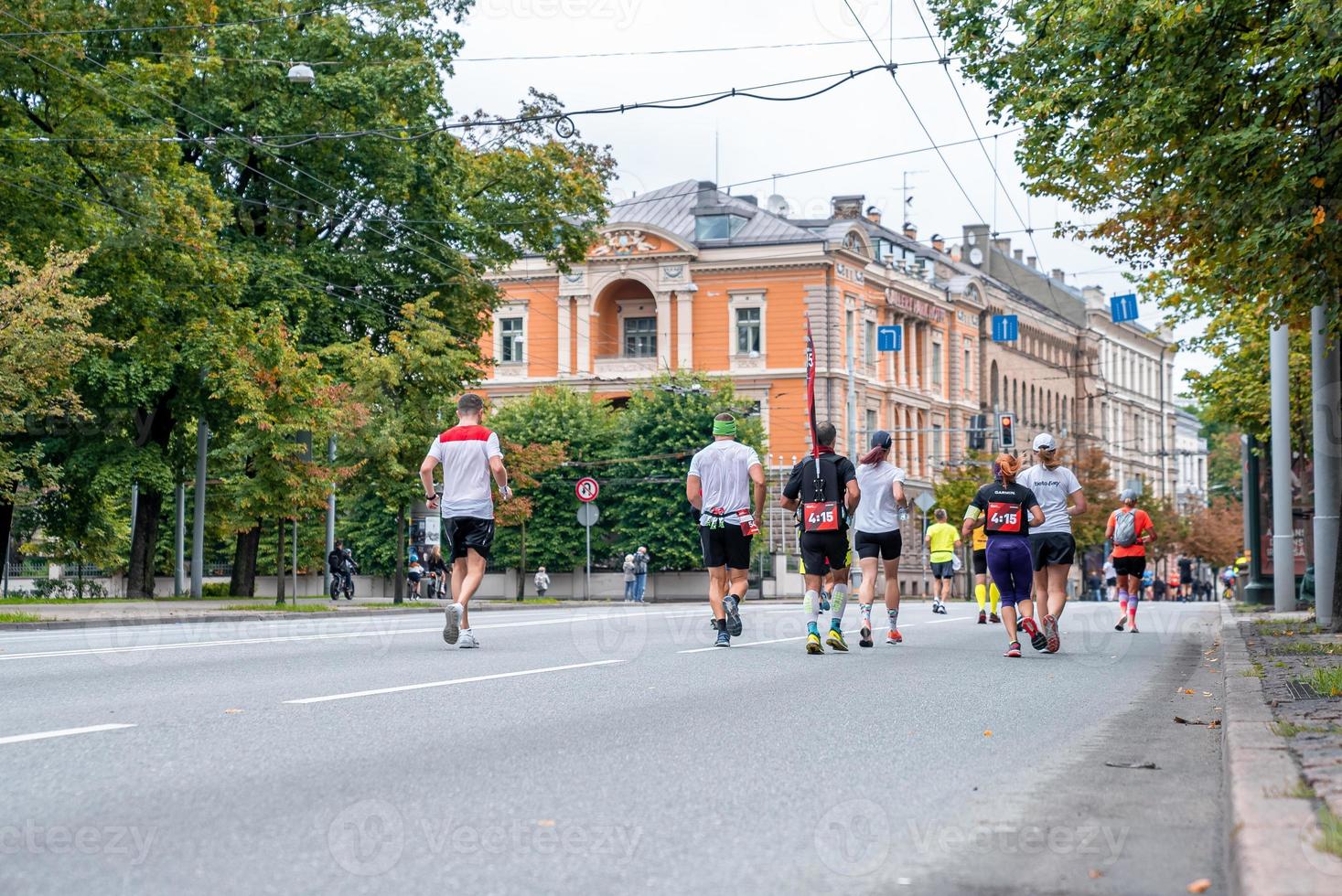 große gruppenmannläufer, die marathon laufen foto