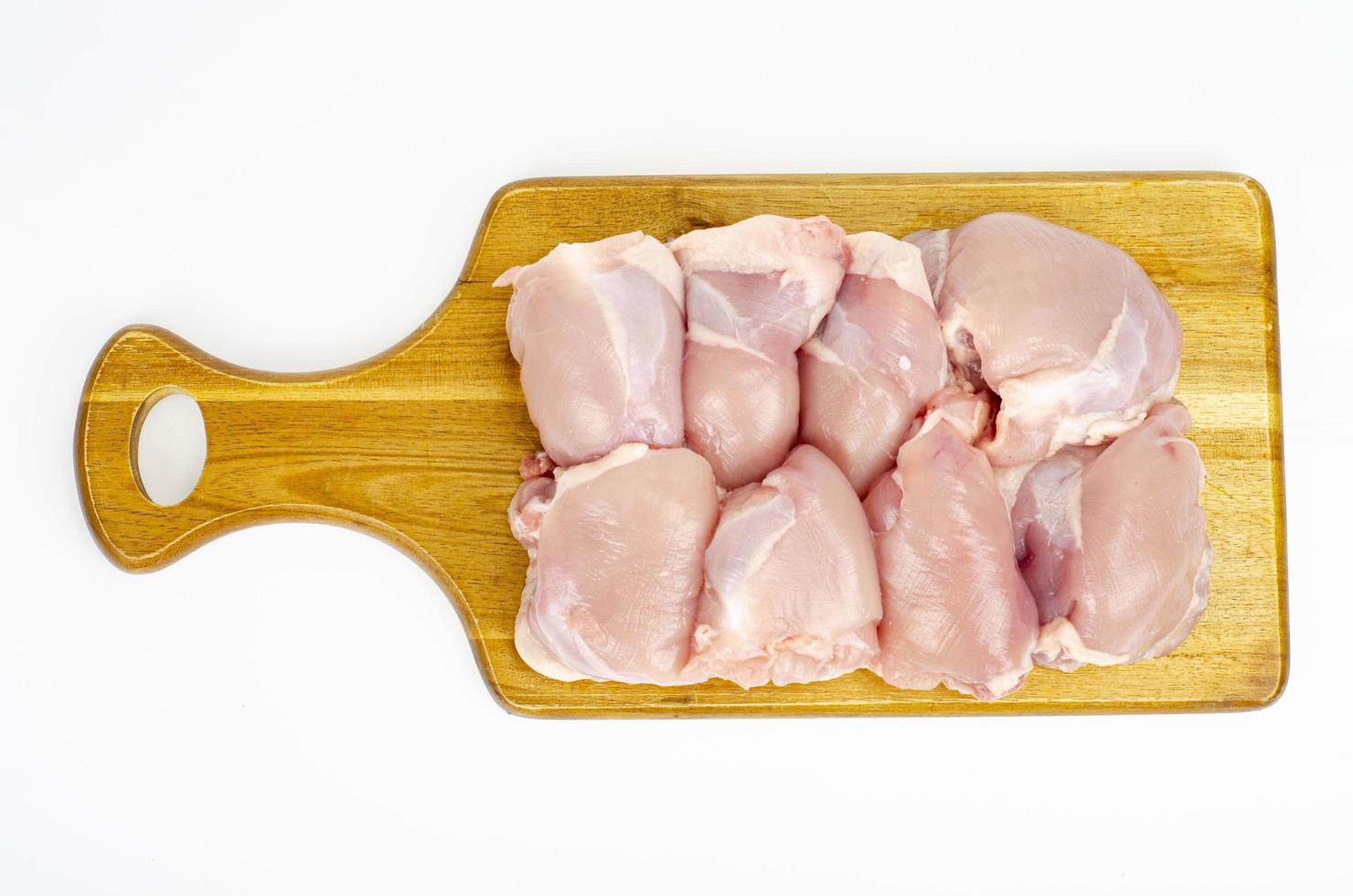 Hähnchenschenkelfleischstücke ohne Haut und Knochen. Studiofoto foto