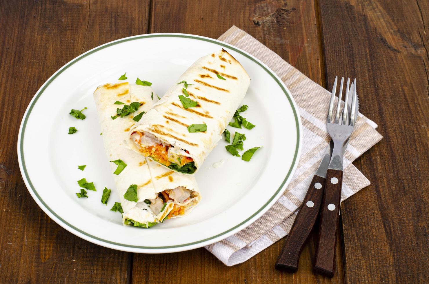 dünne Lavash mit Gemüse und Hähnchen auf Teller, Schawarma. Studiofoto foto