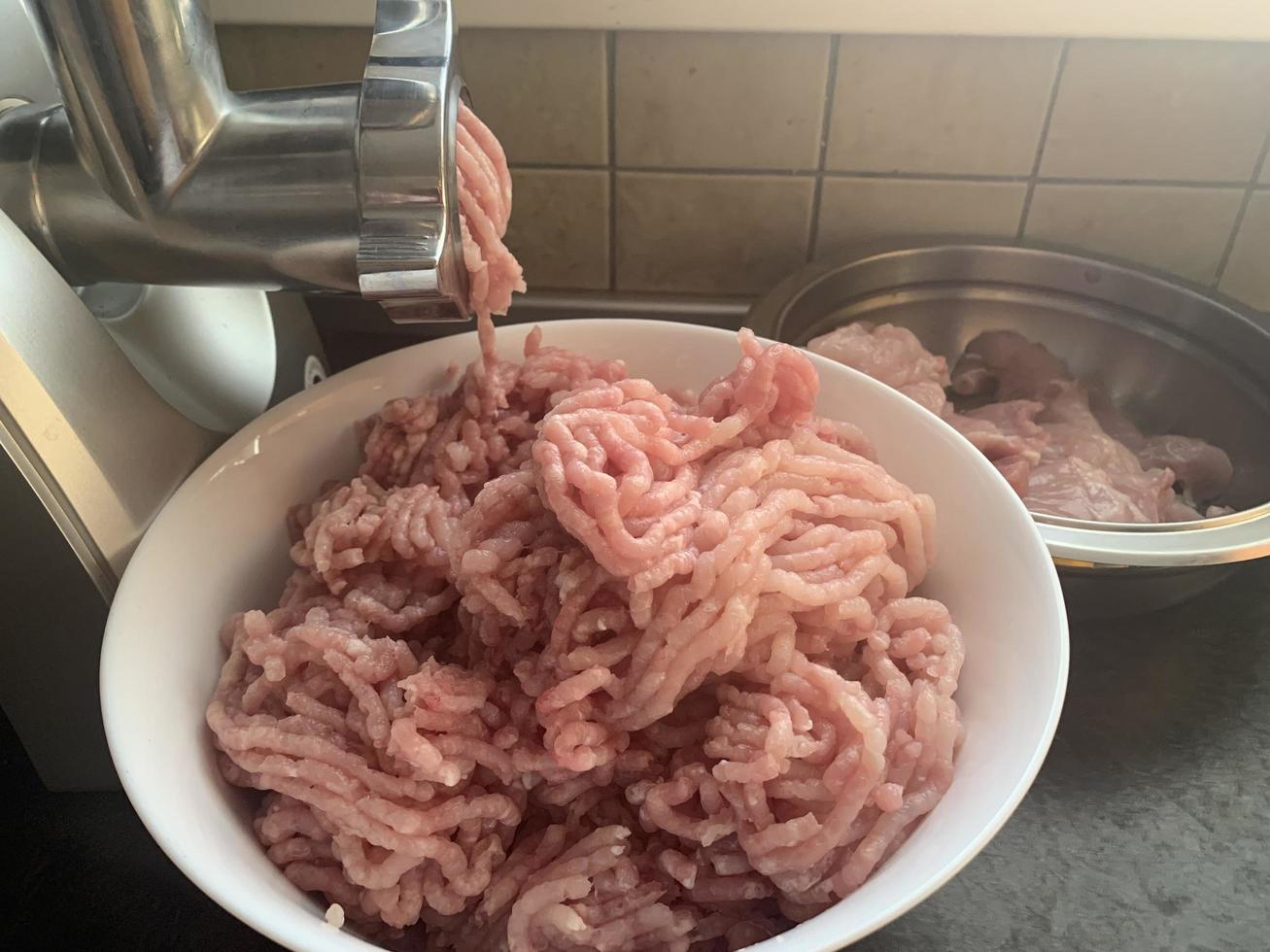 frisches Hackfleisch aus der Küchenmaschine. Studiofoto foto