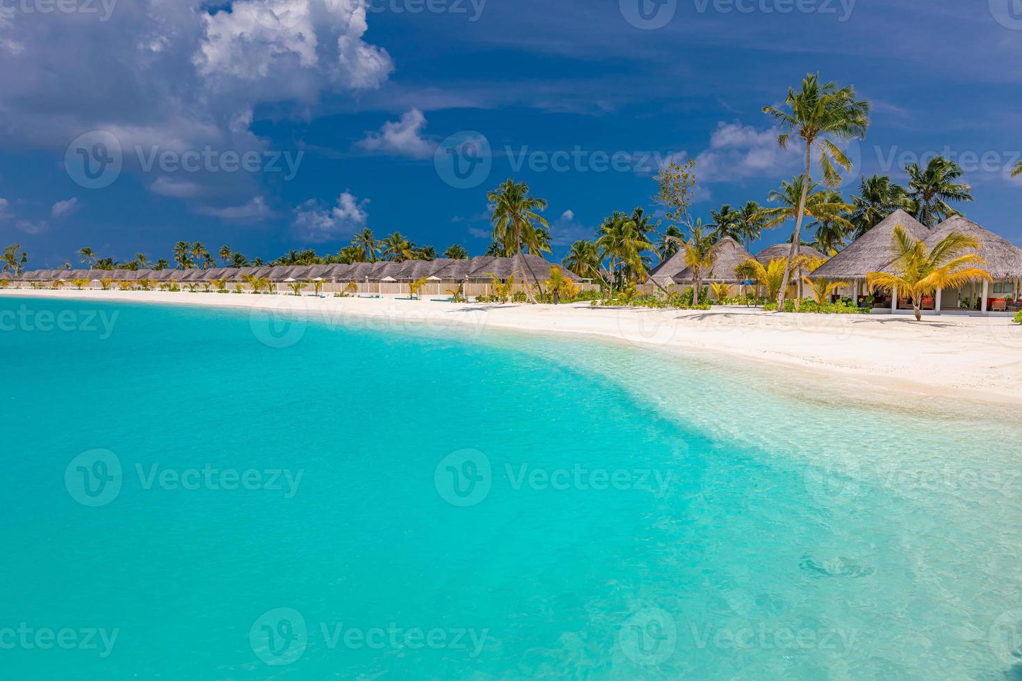 luxuriöses tropisches Resorthotel mit paradiesischer Aussicht. idyllische Küste, Ufer mit weißem Sand, Palmen. inspirierendes malediven stranddesign, malediven urlaub foto