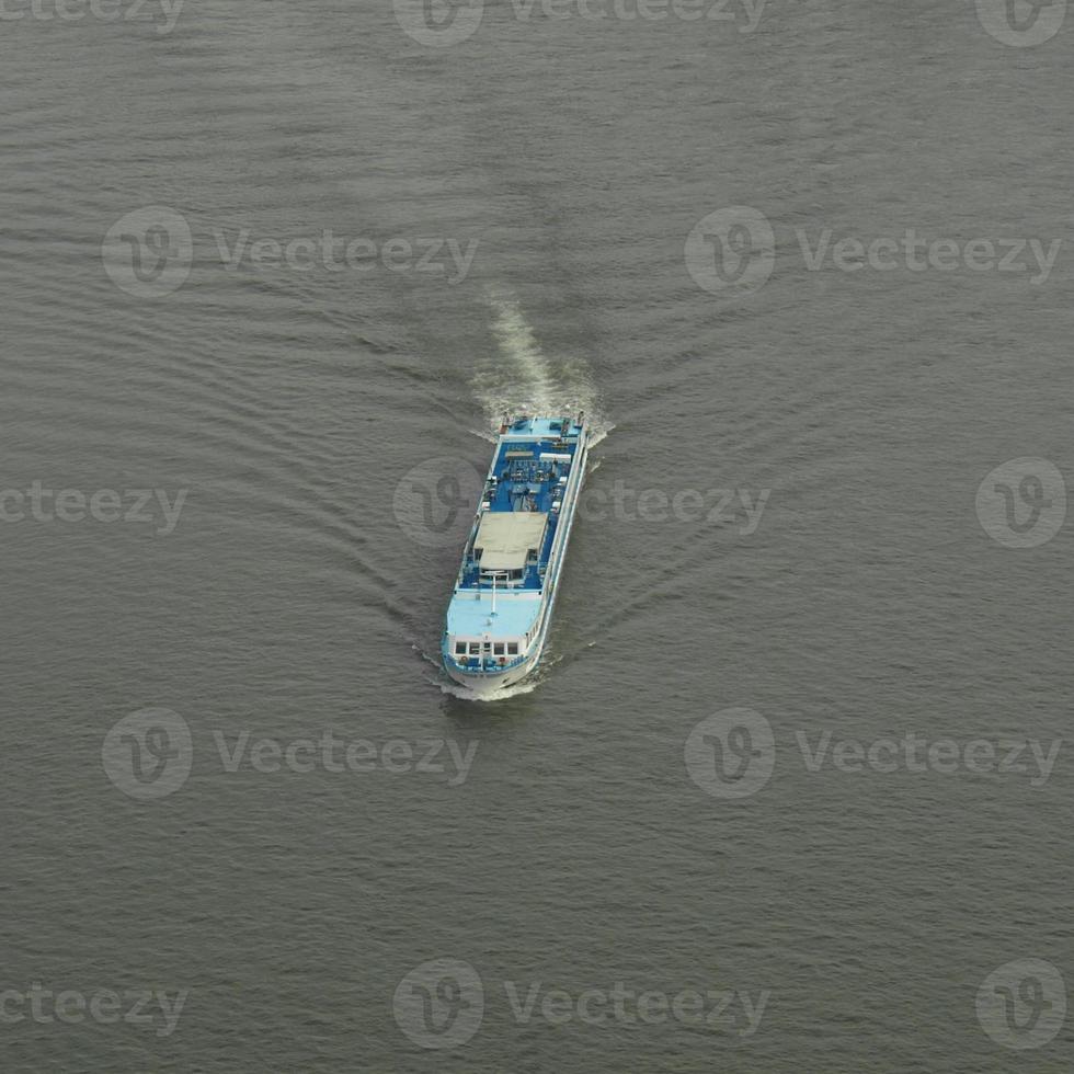 Boot auf einem Fluss foto