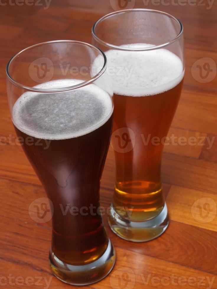 zwei Gläser deutsches Bier foto