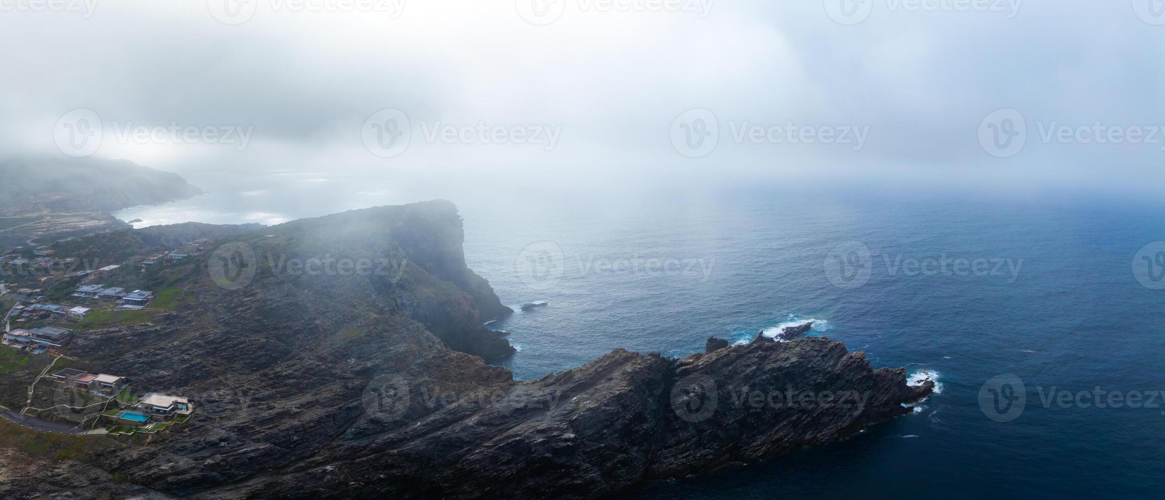 Antenne Aussicht von Sardiniens robust Küste mit Klippe Siedlung foto