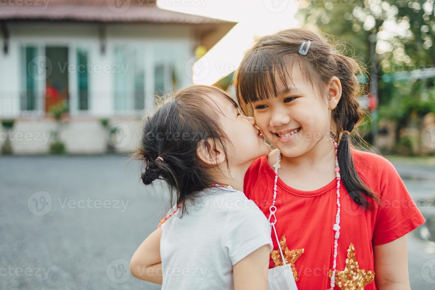 Menschen Porträt eines emotionalen Gesichtsausdrucks des Lächelns und Lachens von 6-jährigen asiatischen Geschwisterkindern. familie gesund und glück kinder spielen zusammen konzept foto