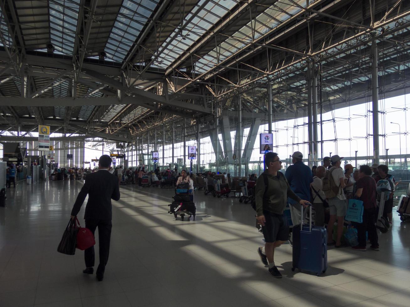 suvarnabhumi bangkok thailand31. oktober 2018 am flughafen gehen passagiere zu verschiedenen bereichen des flughafens. Suvarnabhumi Airport ist Thailands Hauptflughafen.0n Bangkok Thailand. foto