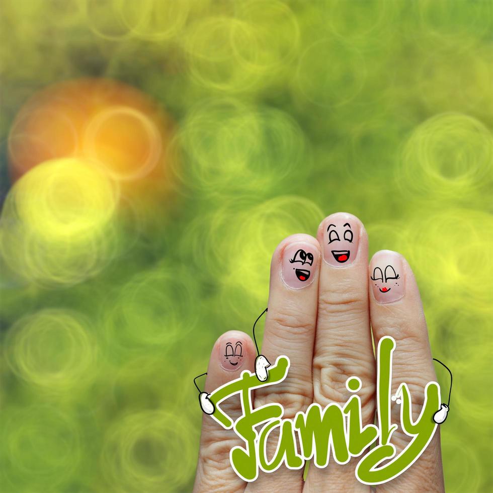 die glückliche fingerfamilie, die familienwort hält foto