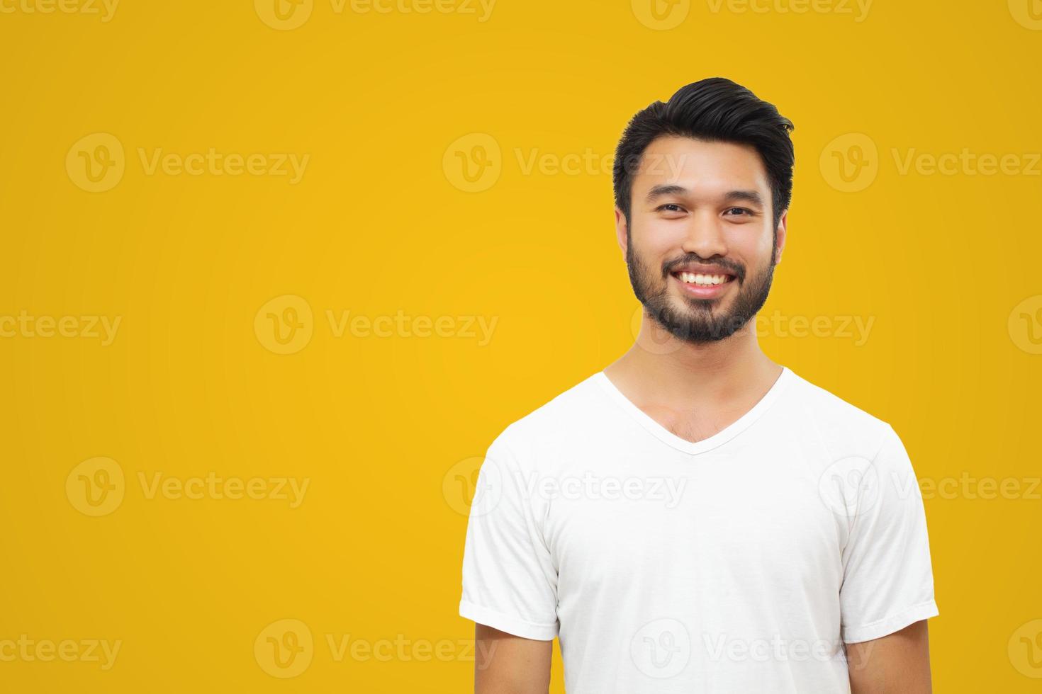 asiatischer gutaussehender Mann mit Schnurrbart, lächelnd und lachend isoliert auf gelbem Hintergrund foto