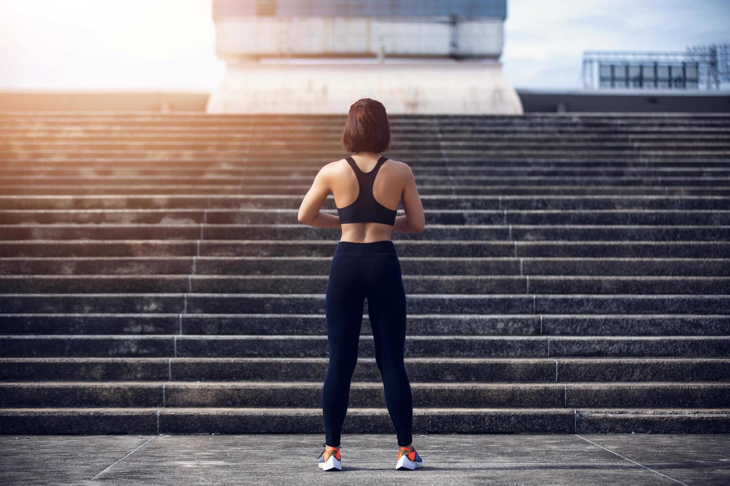 asiatische frauen laufen und joggen im freien auf stadtlauf foto