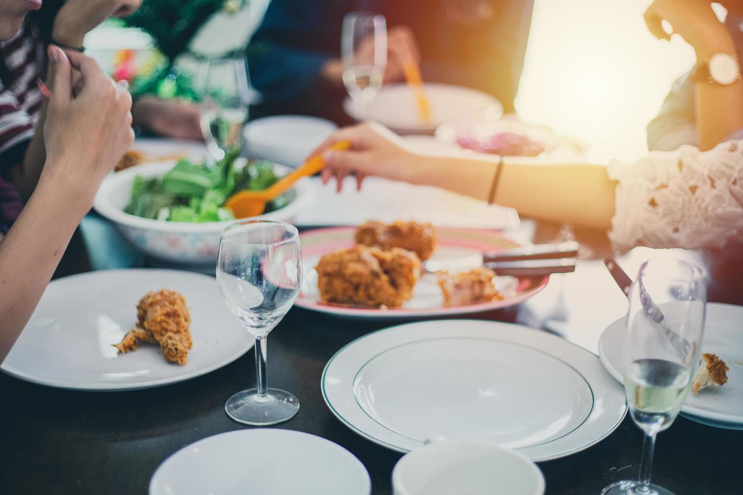 abendessen mit einer asiatischen gruppe bester freunde, die abendgetränke genießen, während sie gemeinsam am esstisch in der küche sitzen foto