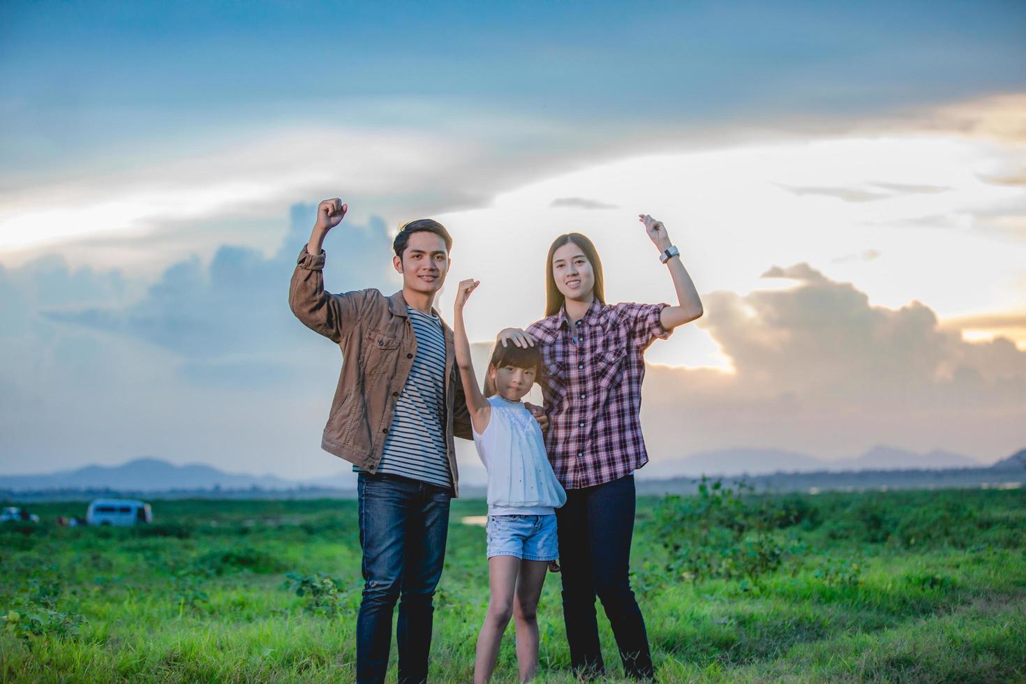 glückliches kleines mädchen e mit asiatischer familie, die road trip und sommerferien genießt foto