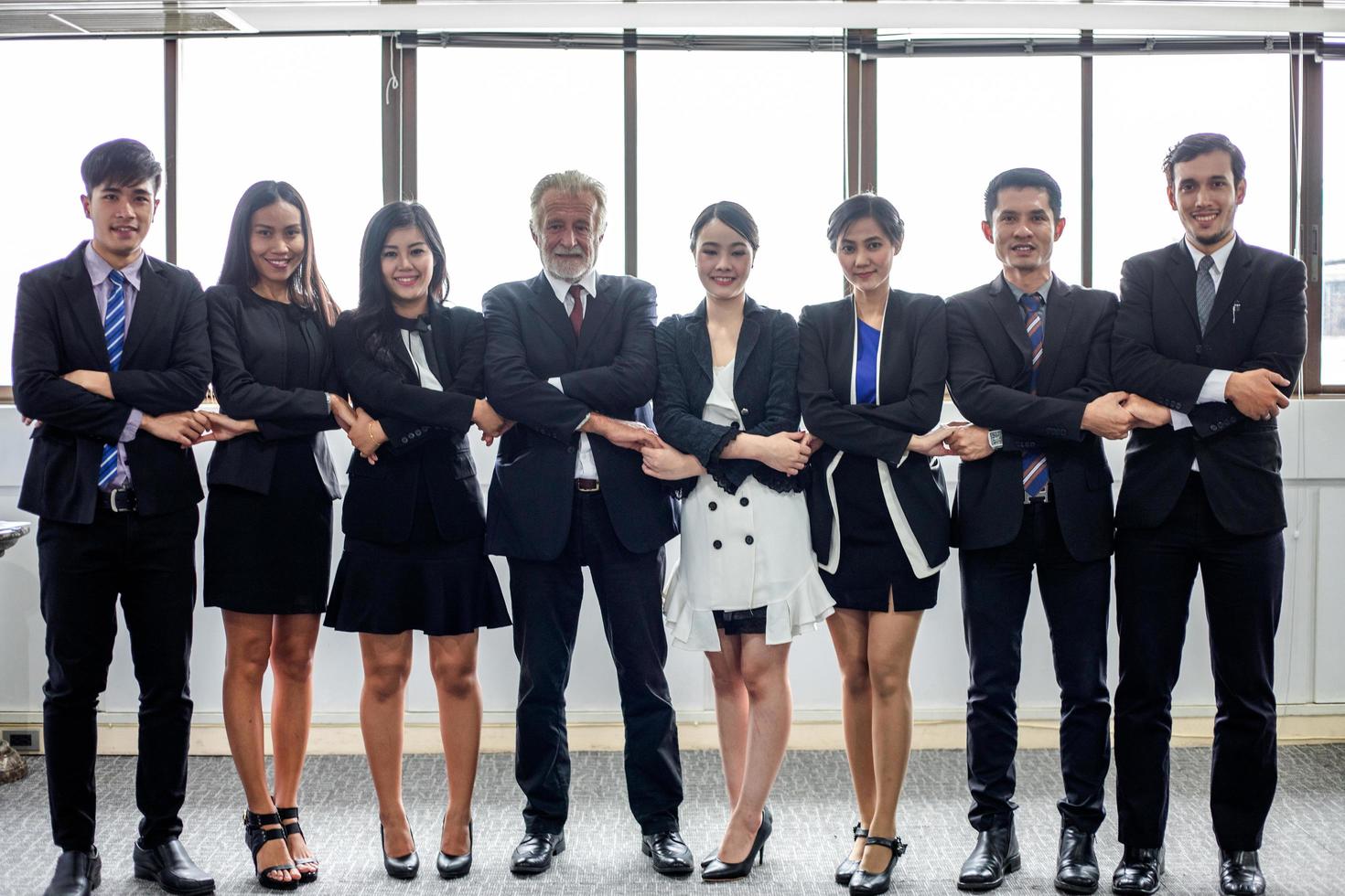 Lächelnder glücklicher Geschäftsmann und Geschäftsfrauen, die Erfolg feiern foto