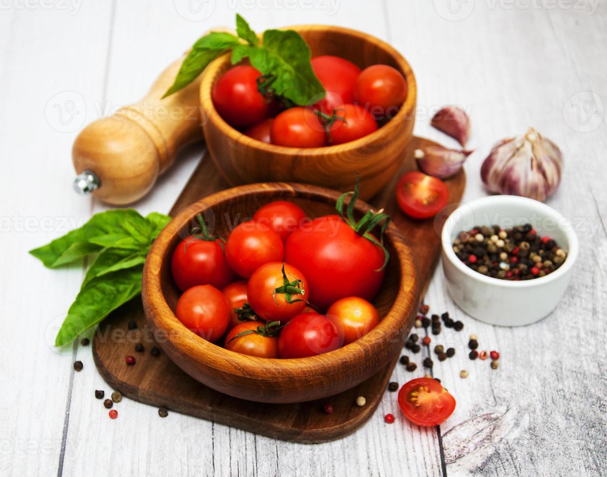 frische Tomaten auf einem Tisch foto