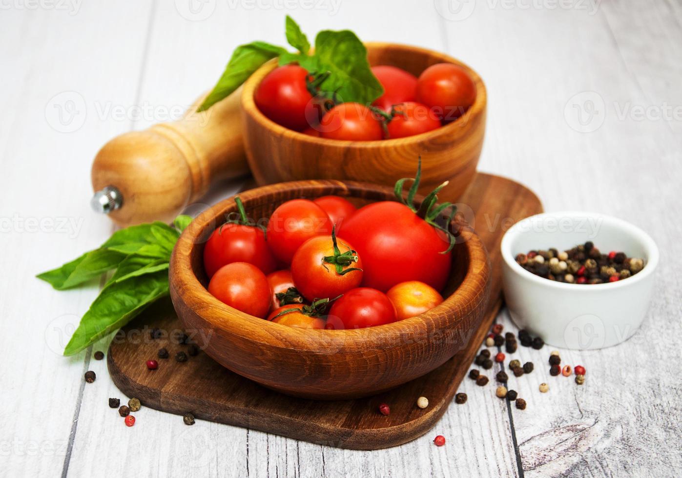 frische Tomaten auf einem Tisch foto