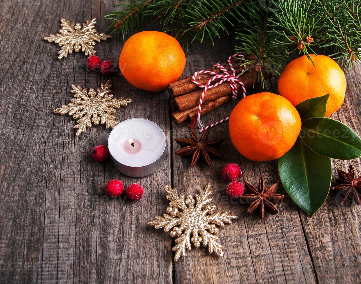 weihnachtsmandarinen und dekorationen foto
