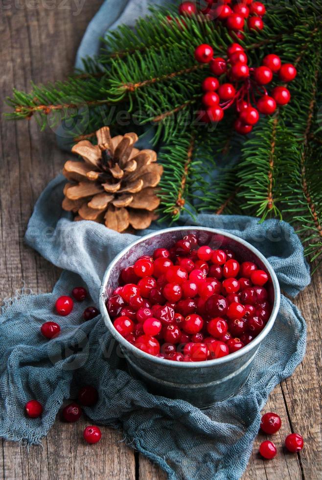 rote Preiselbeeren auf einem alten Holztisch foto