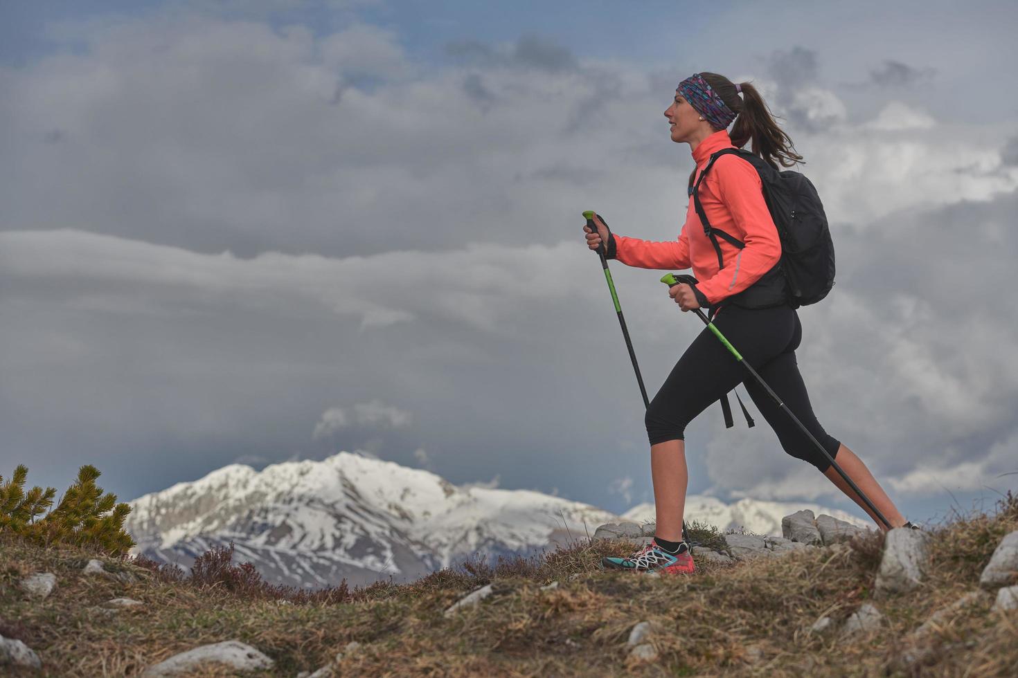 gesunder Spaziergang in den Bergen foto