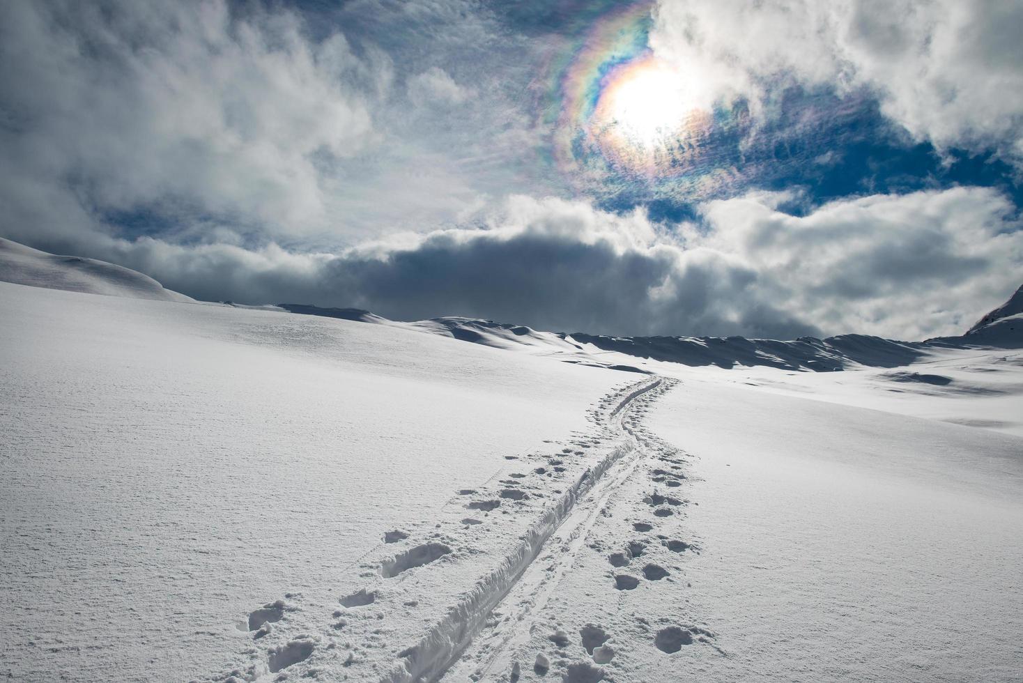 skifahrer bergsteiger in den alpen verfolgen foto