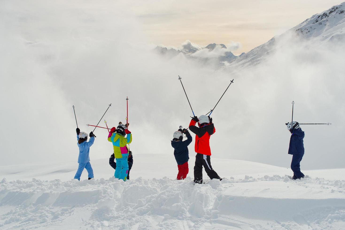 kleine skifahrer auf den schweizer alpen foto