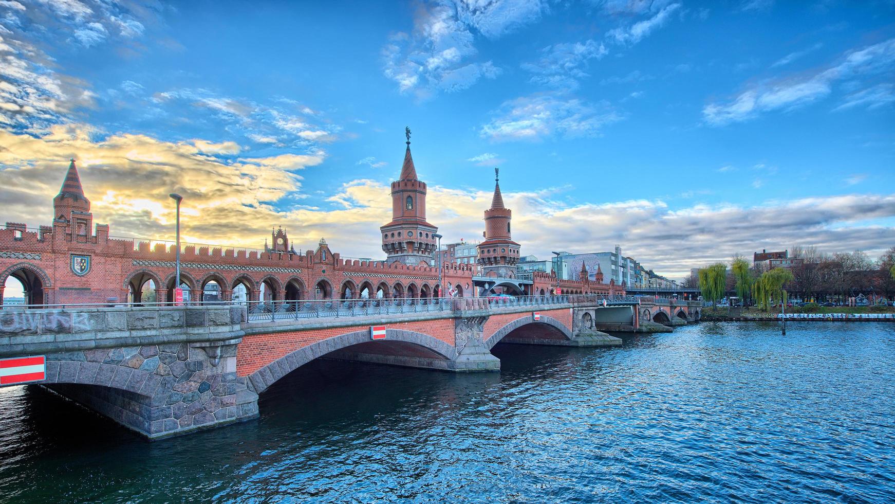 spree in berlin mit der oberbaumbrücke foto