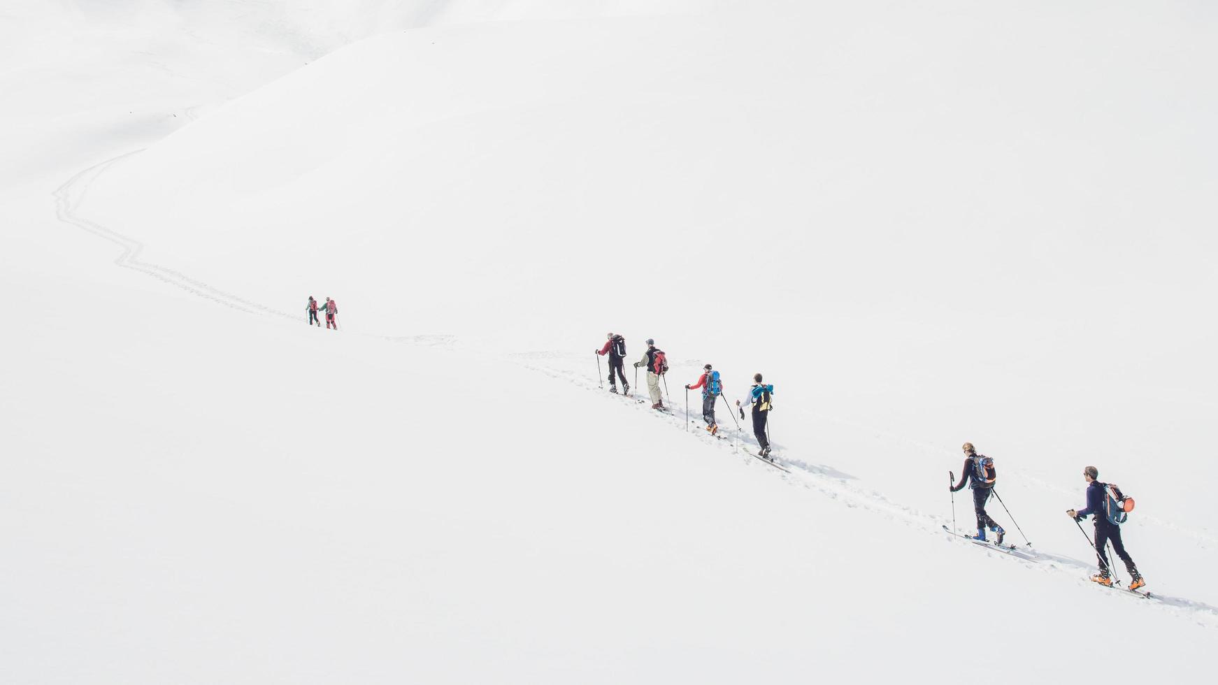 Gruppe von Skibergsteigern während einer Exkursion foto