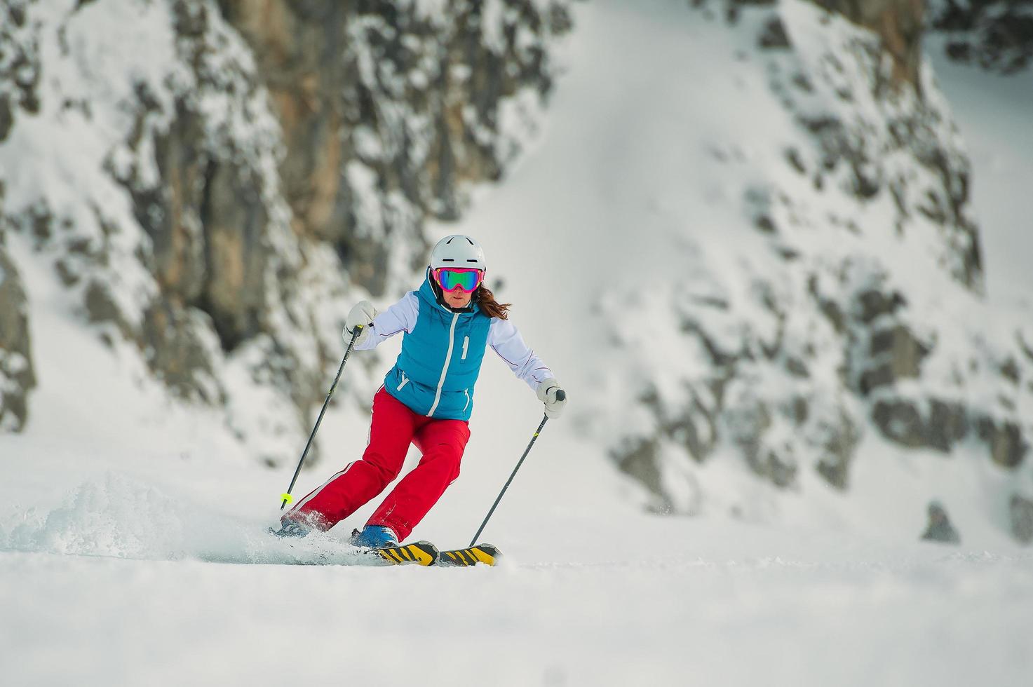 junge skifahrerin foto