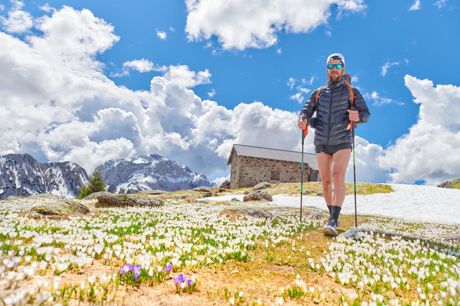 Sportler mit Bart bei einer Frühlingswanderung in den Bergen foto