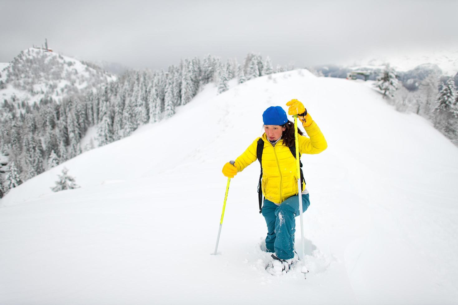 so viel Schnee bei einer Schneeschuhwanderung eines einsamen Mädchens in den Bergen foto