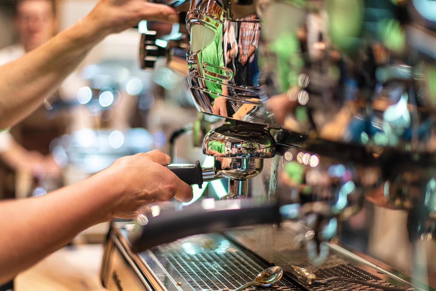 Ein Barkeeper bereitet Espressokaffee zu foto