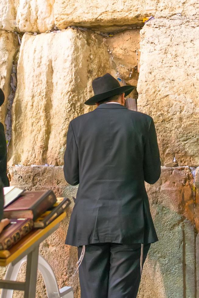 Jerusalem, Israel - jüdischer Mann betet, die Mauer ist der heiligste Ort für Juden foto