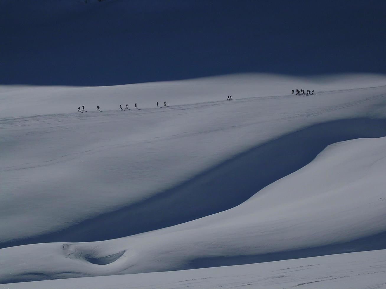 Schneezeichnungen mit Bergsteigern, die in der Ferne spazieren gehen foto