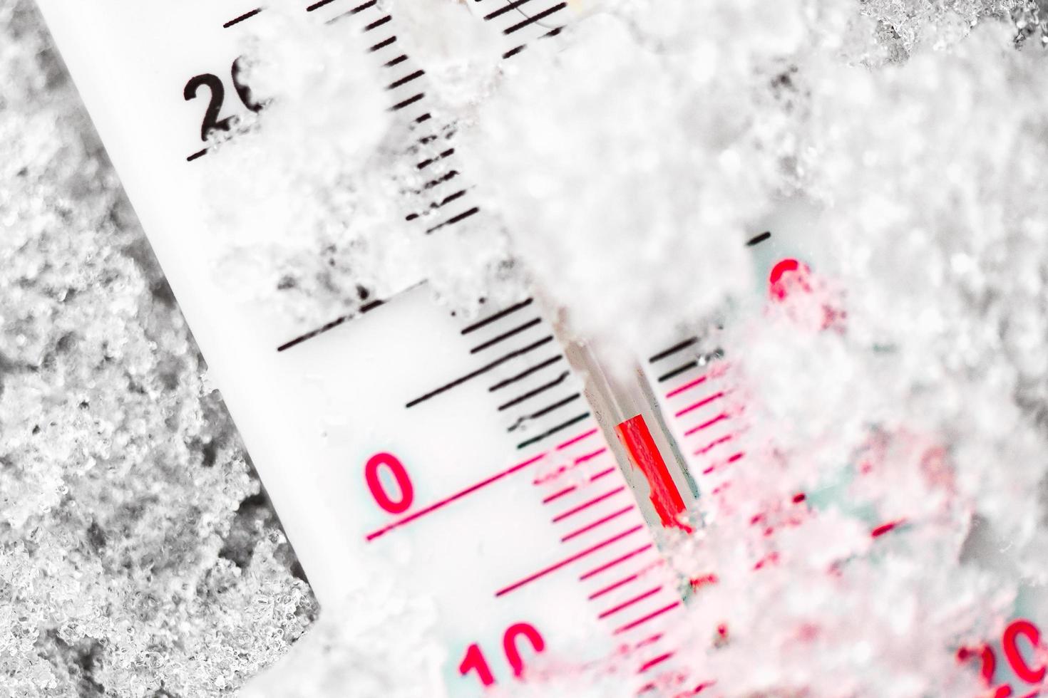 Thermometer markiert die null Grad in der Kälte im Schnee foto