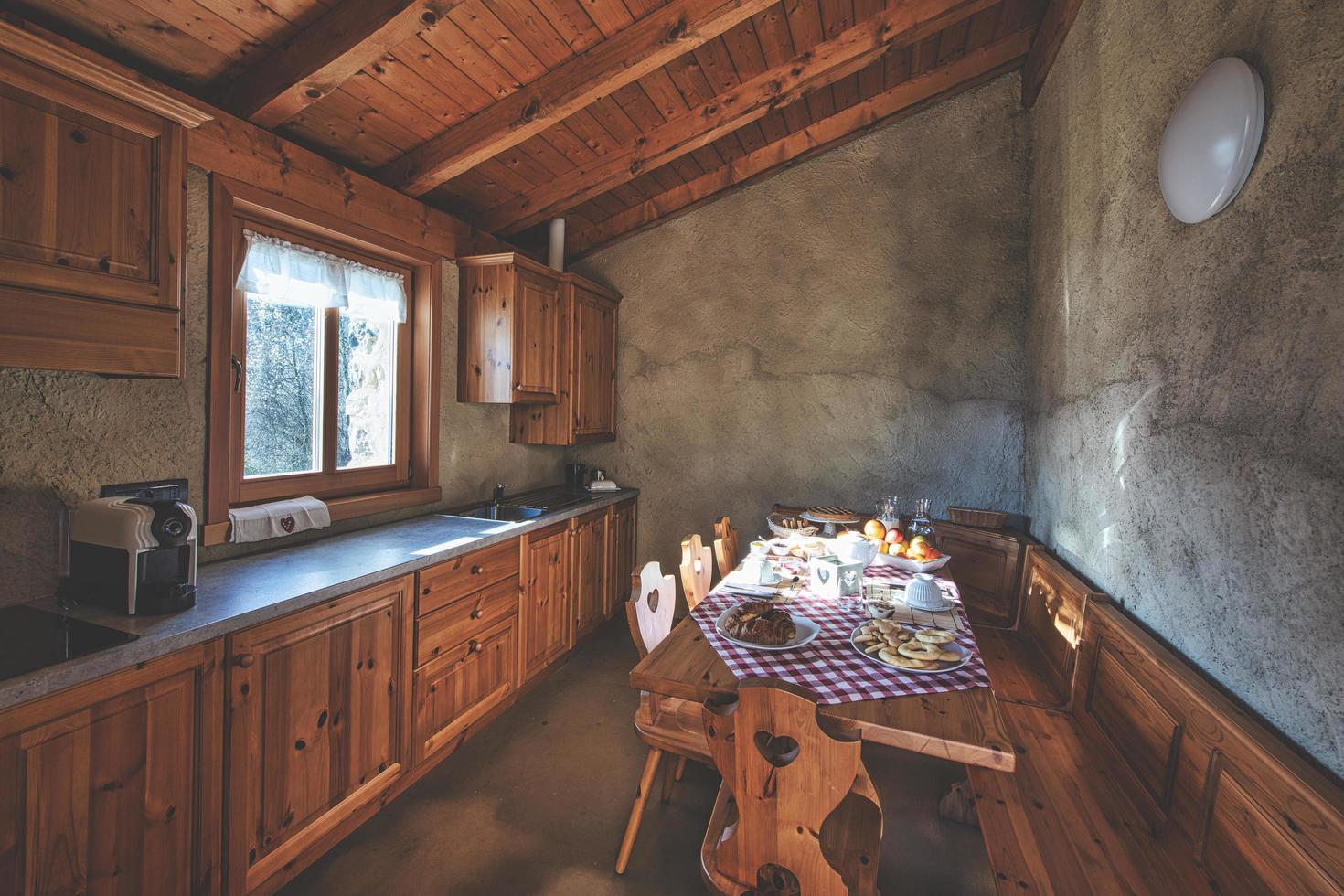 Fertiger Frühstückstisch im ländlichen Bad und Frühstück in den Bergen foto