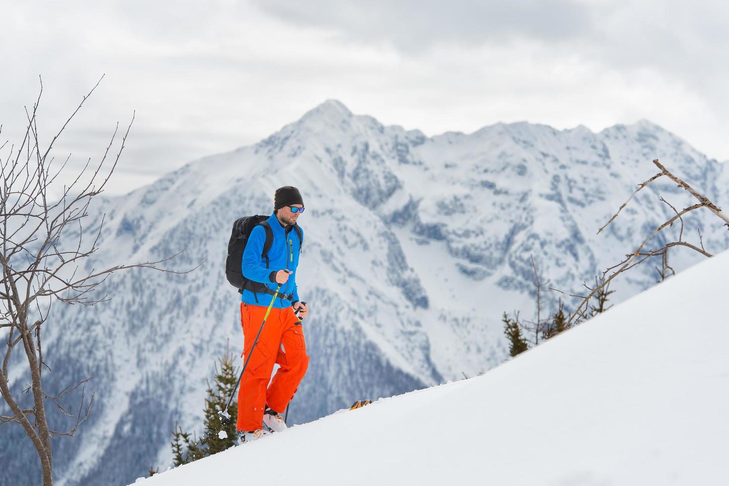 mann mit skibergsteigen klettert zum gipfel foto