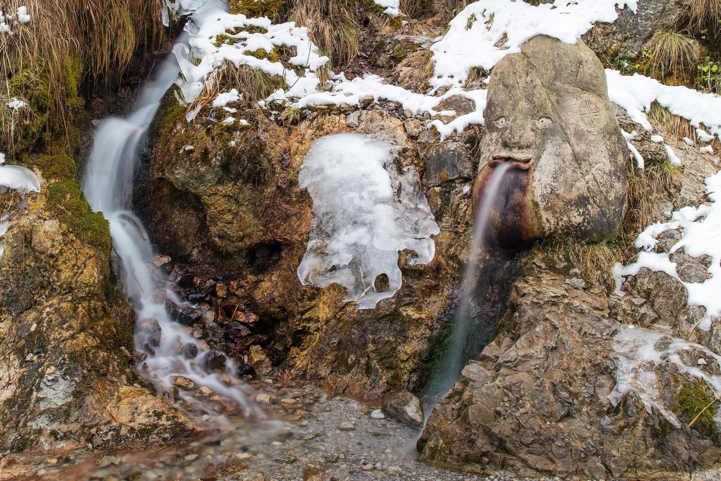 Brunnenskulptur aus Stein im Winter in Italien foto