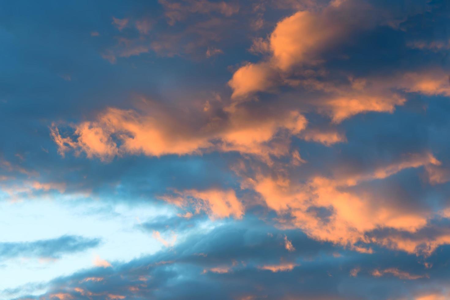 Wolken im Himmel mit oranger Farbe eines Sonnenuntergangs foto