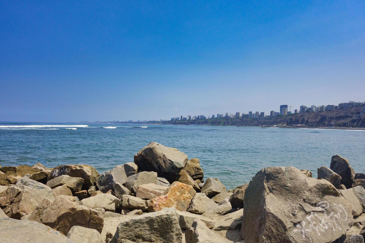 Klippe in der Nähe eines Strandes in Lima, Peru foto