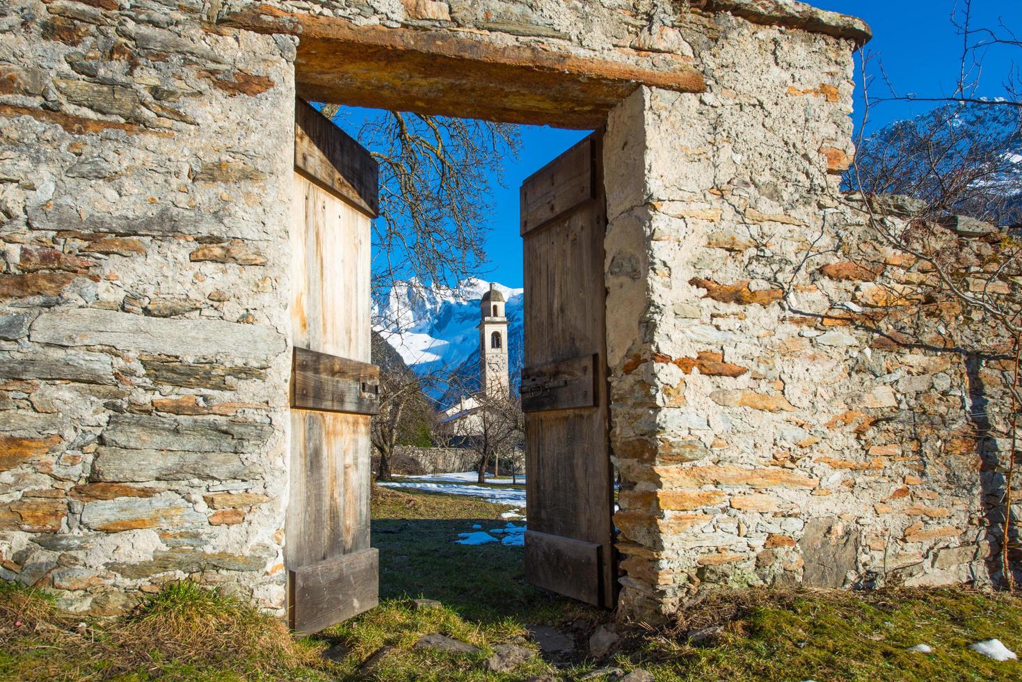 Tür, die sich zu einem Bergdorf öffnet foto