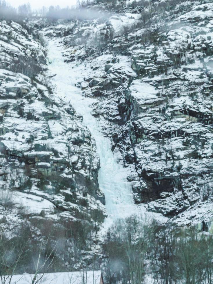 gefrorener wasserfall und eiszapfen, schöne landschaft in norwegen. foto