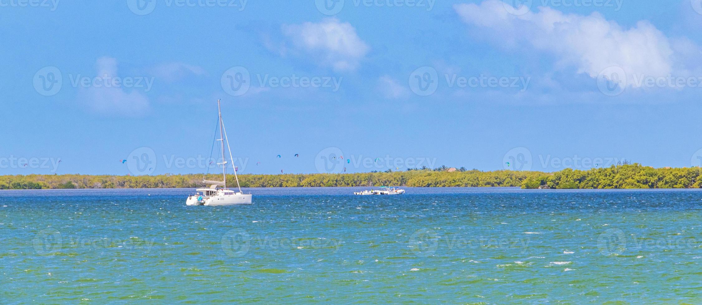 luxusreise mit yacht auf der insel holbox türkisfarbenes wasser mexiko. foto