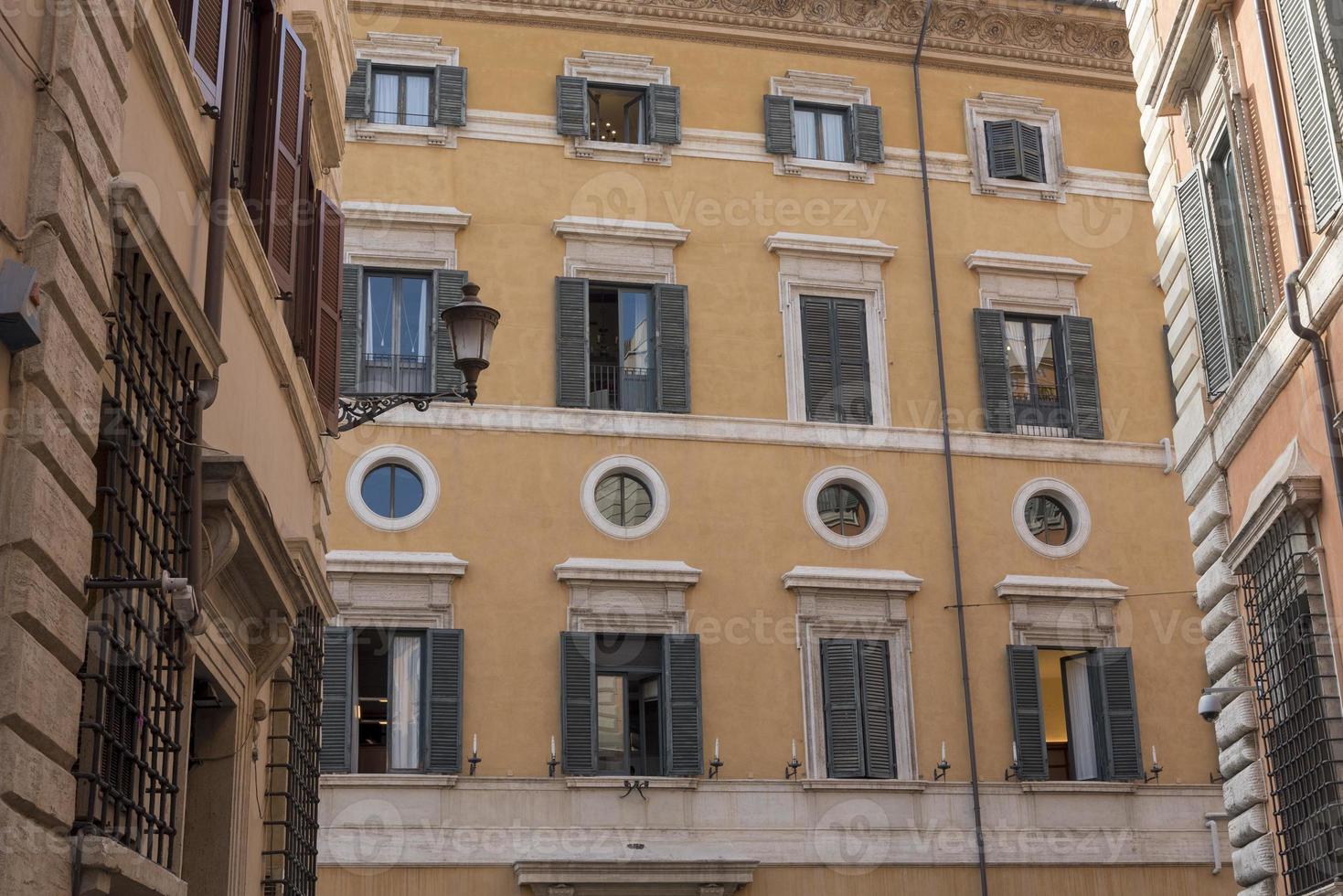 Fenster von Häusern alter Häuser von Rom in Italien. foto