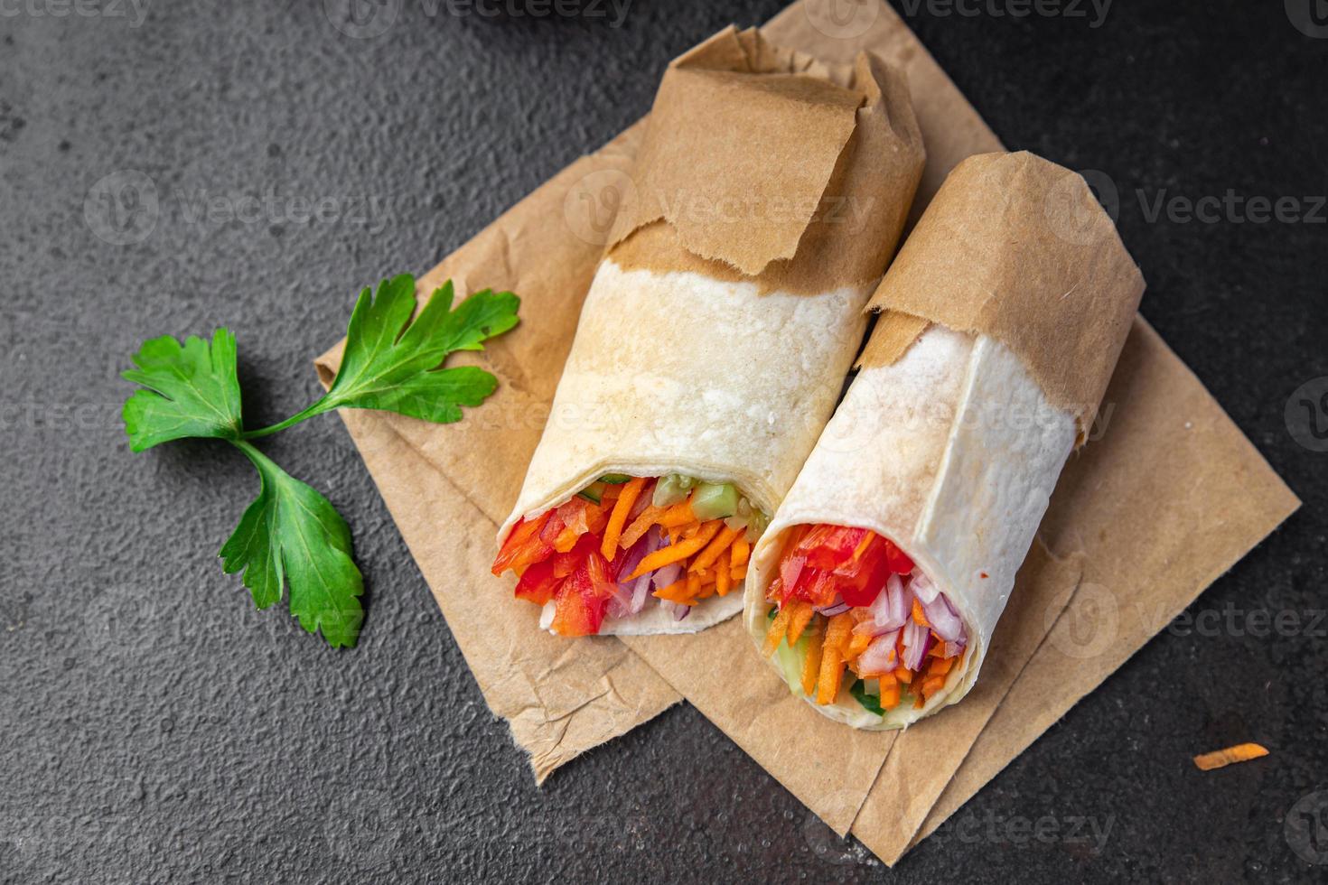 vegetarischer shawarma döner burrito füllung gemüse foto