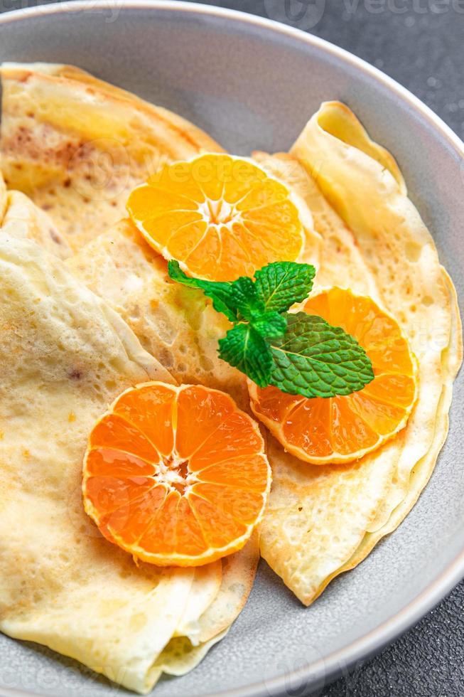 Crêpes Zitrusfrüchte dünne Pfannkuchen süßes Dessert Mandarine oder Mandarinen Frühstück foto