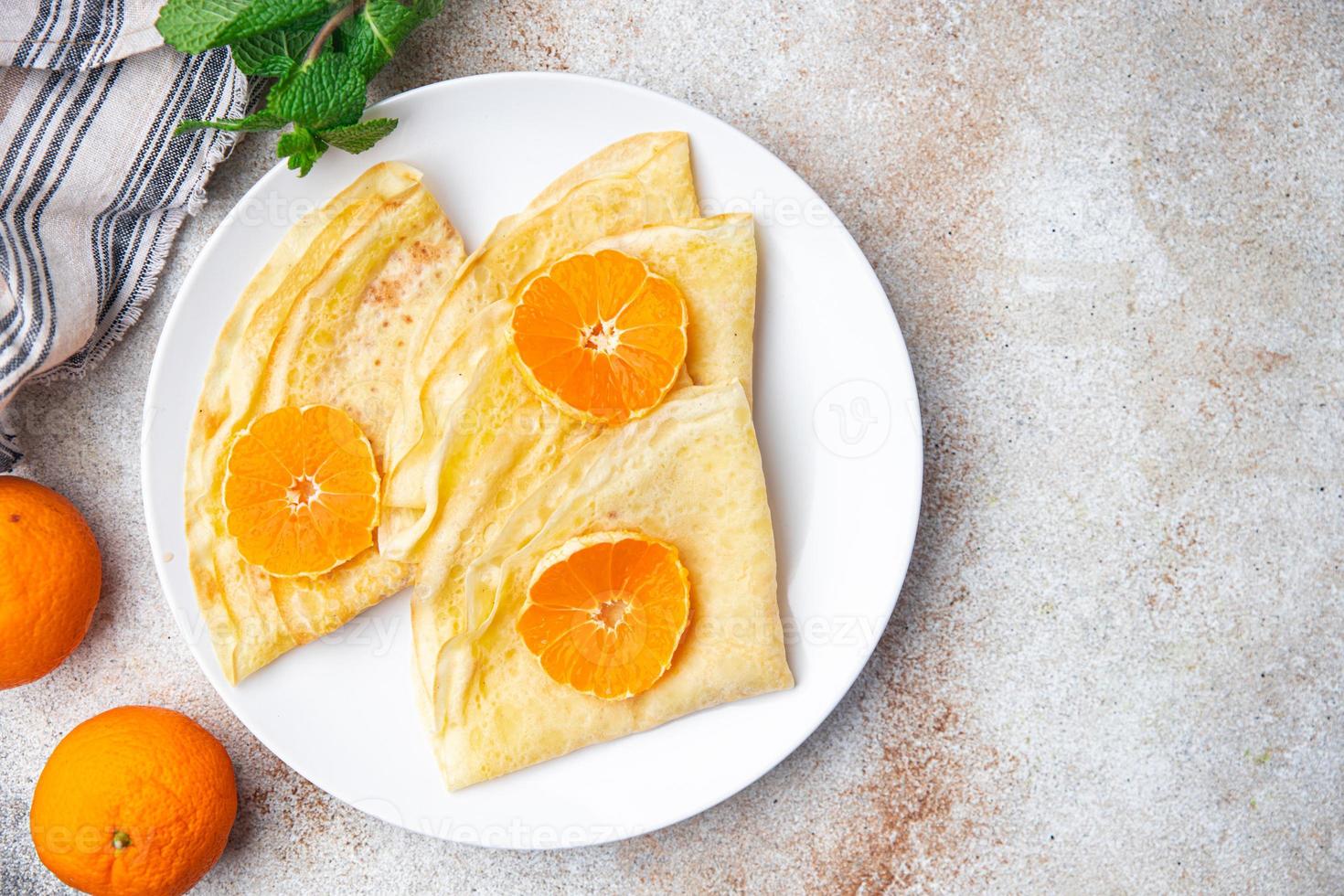 Crêpes Zitrusfrüchte dünne Pfannkuchen süßes Dessert Mandarine oder Mandarinen Frühstück foto